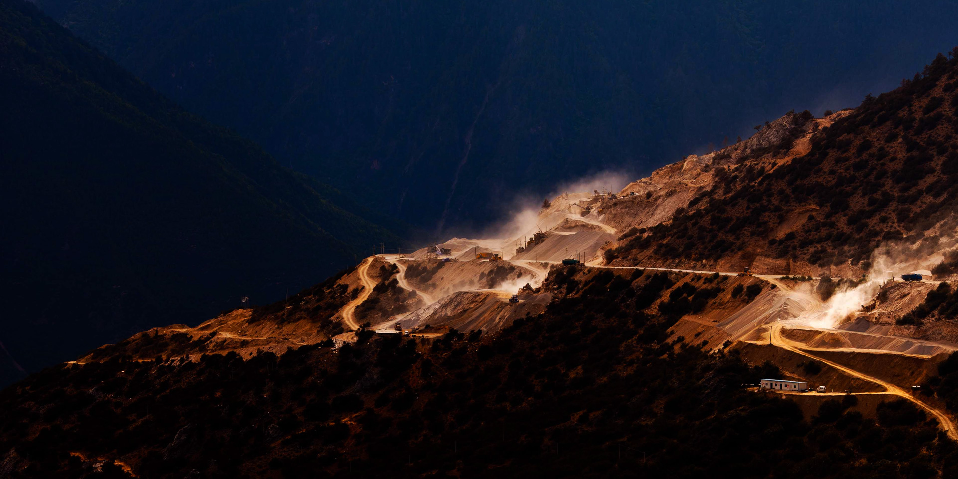 銳意進(jìn)取、安全第一<br>團(tuán)結(jié)奮進(jìn)、堅(jiān)毅誠(chéng)信，創(chuàng)造共贏